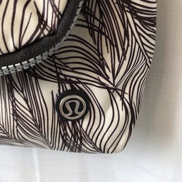 Lululemon Party Om Bag. Sketchy Palms White Black - Picture 4 of 16